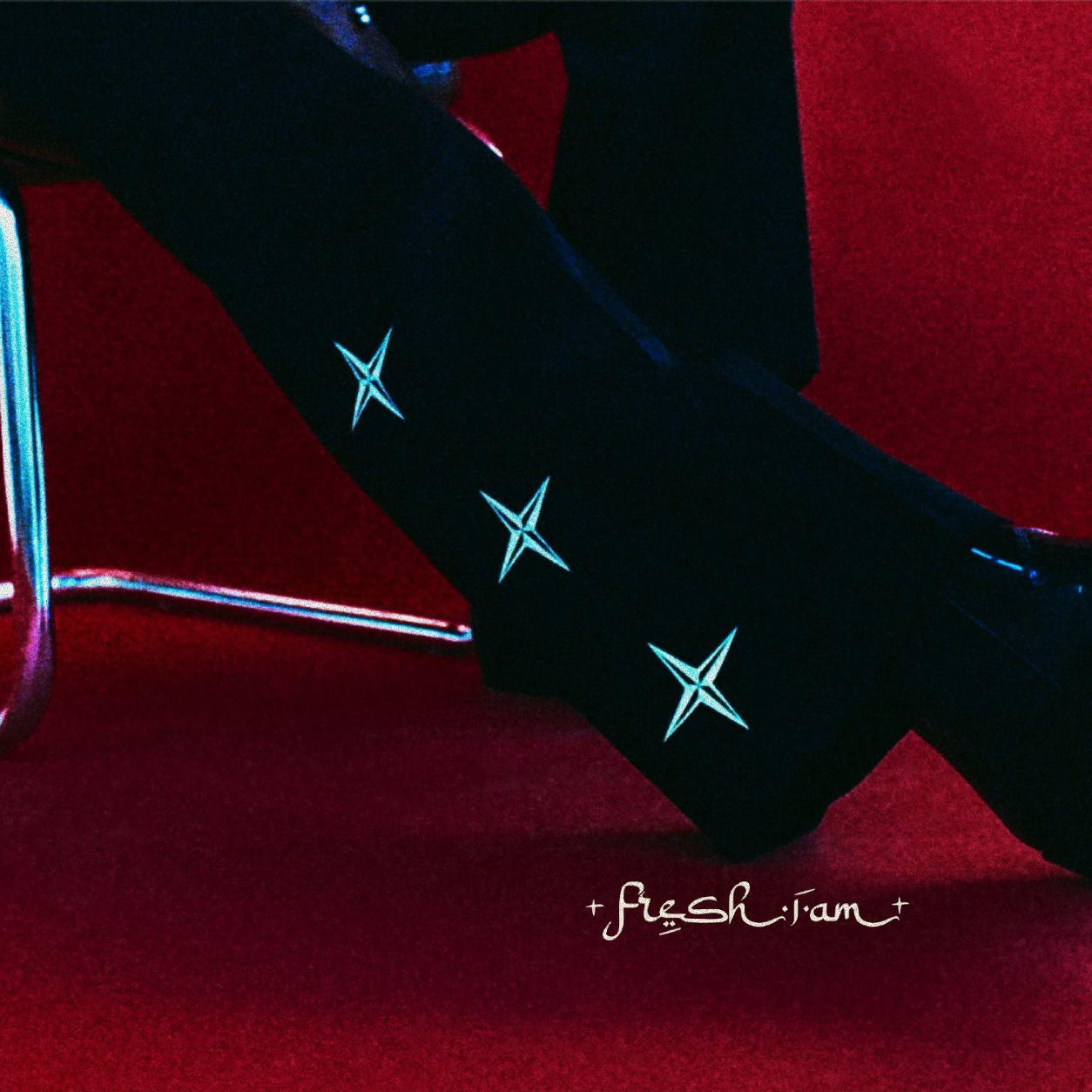 Freshiam red campaign, star-motif trousers in the campaign set
